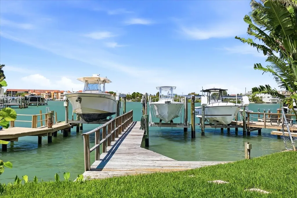 8008 13th Avenue S St Petersburg FL 33707