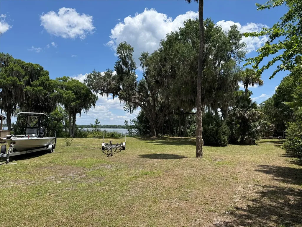 4232 County Road 400 Lake Panasoffkee FL 33538