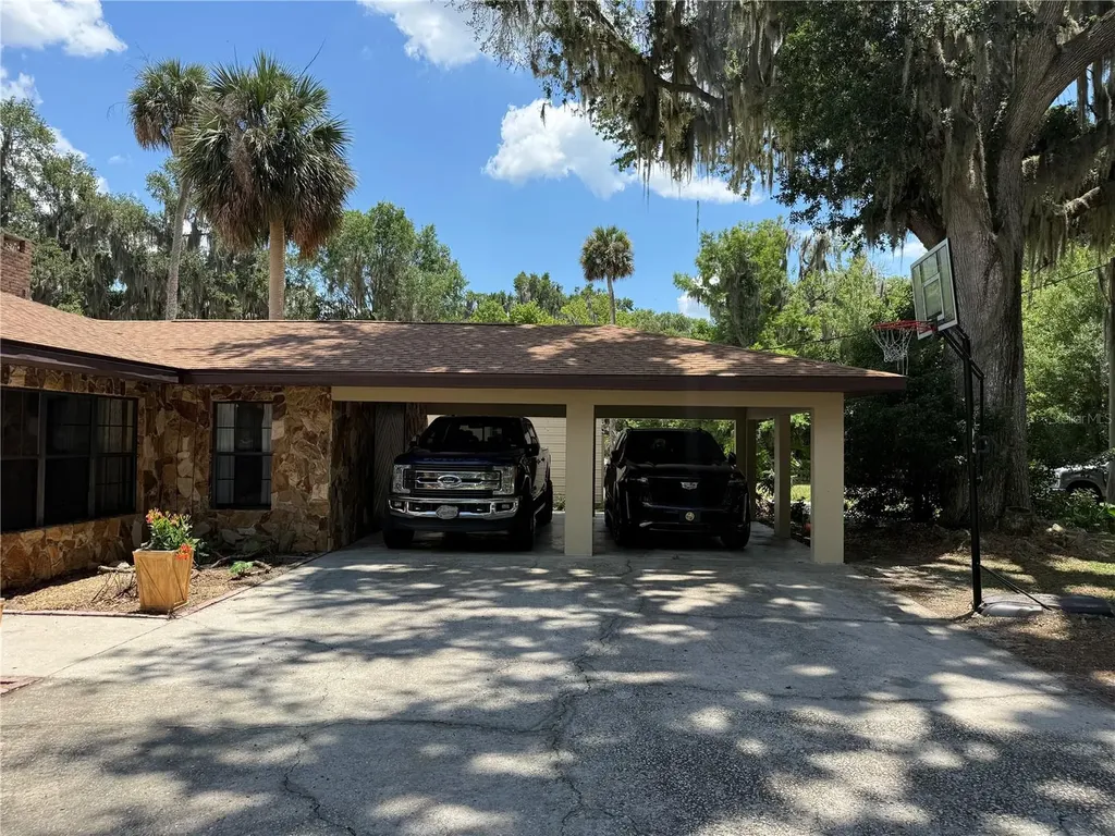 4232 County Road 400 Lake Panasoffkee FL 33538