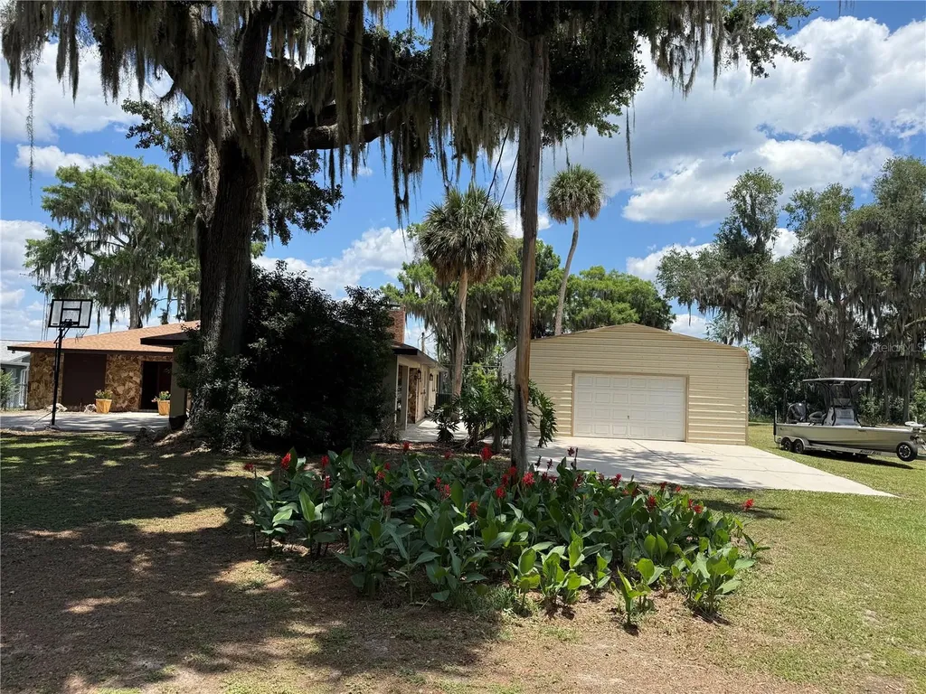 4232 County Road 400 Lake Panasoffkee FL 33538