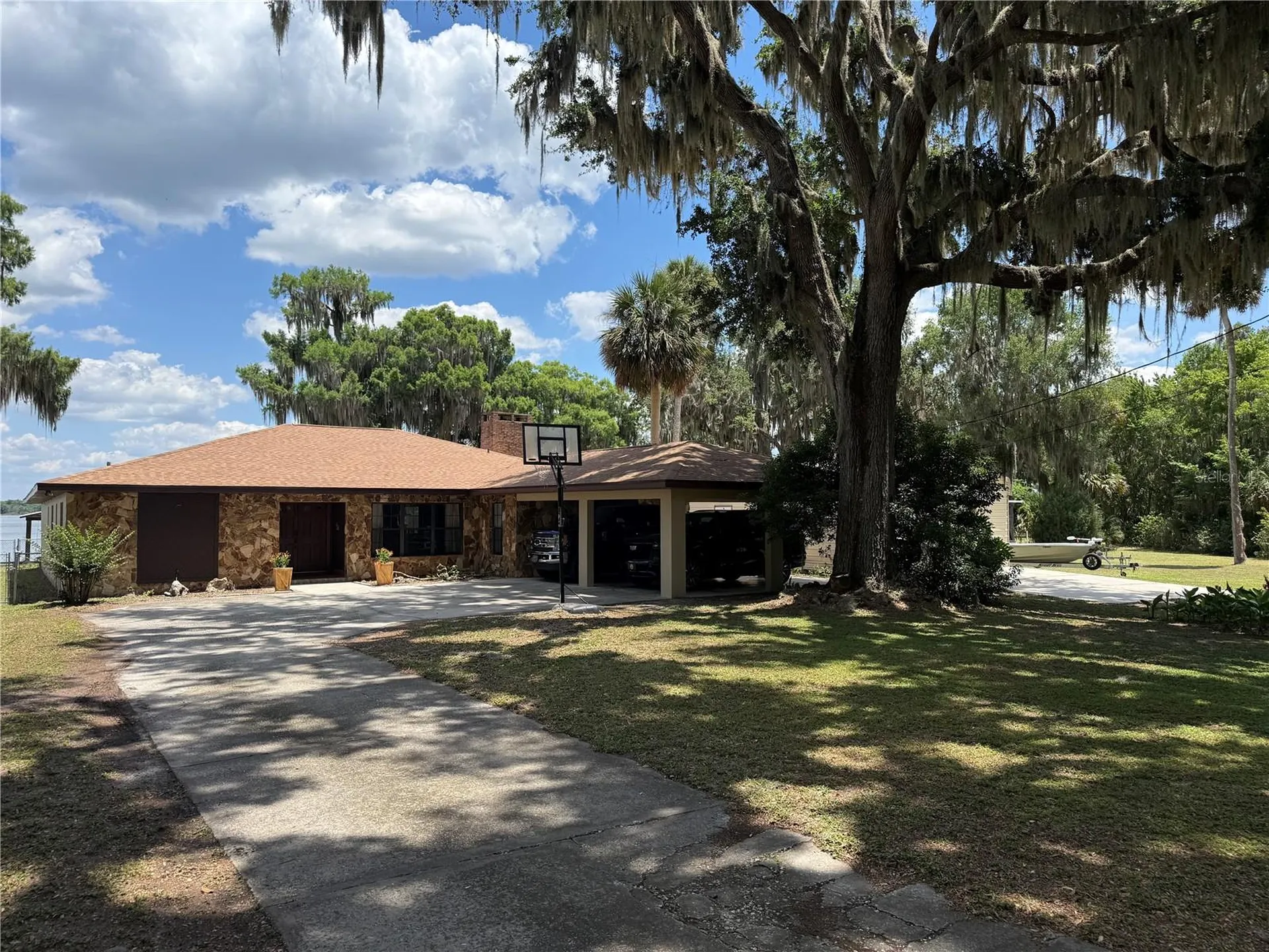 4232 County Road 400 Lake Panasoffkee FL 33538