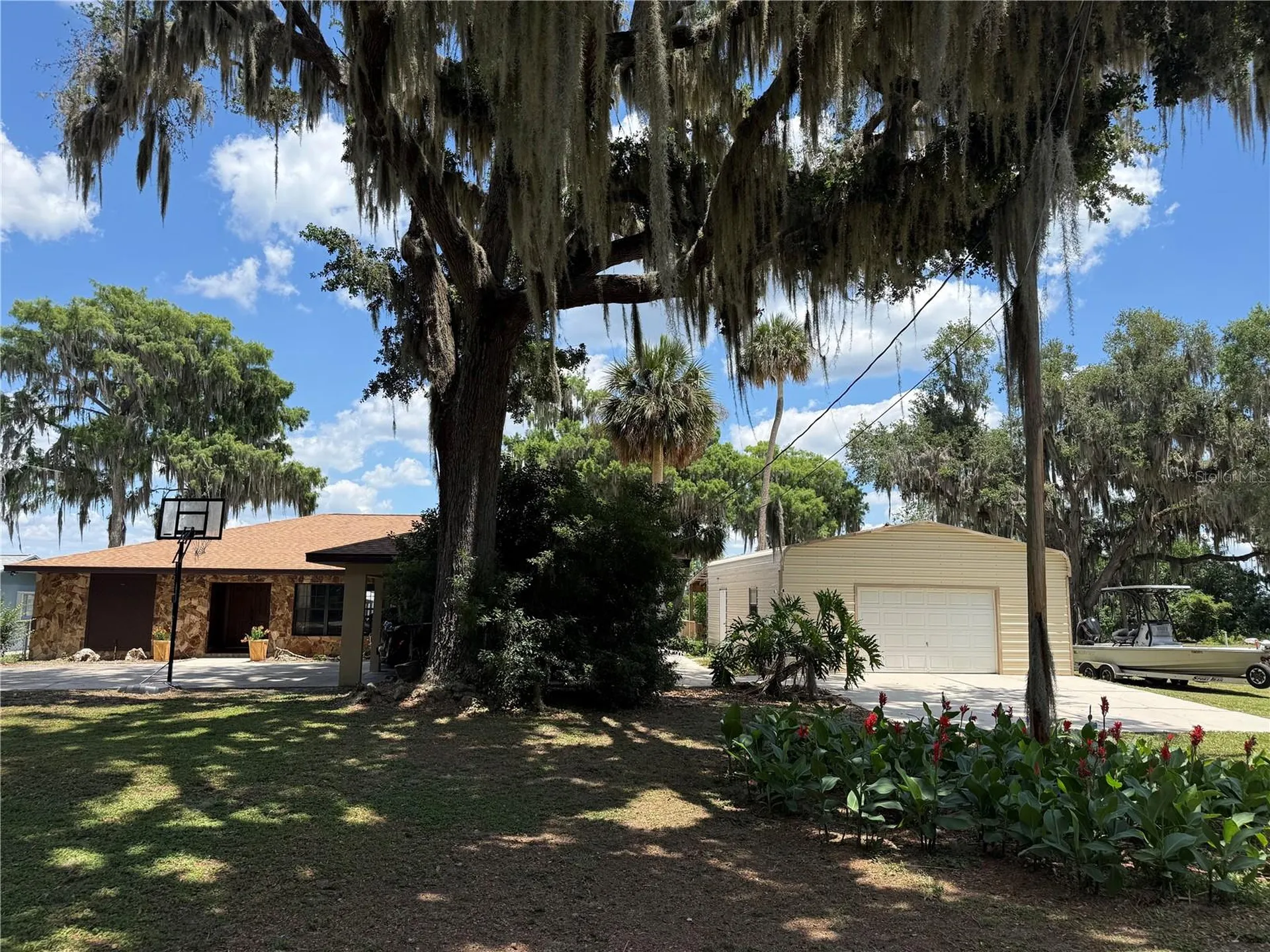 4232 County Road 400 Lake Panasoffkee FL 33538