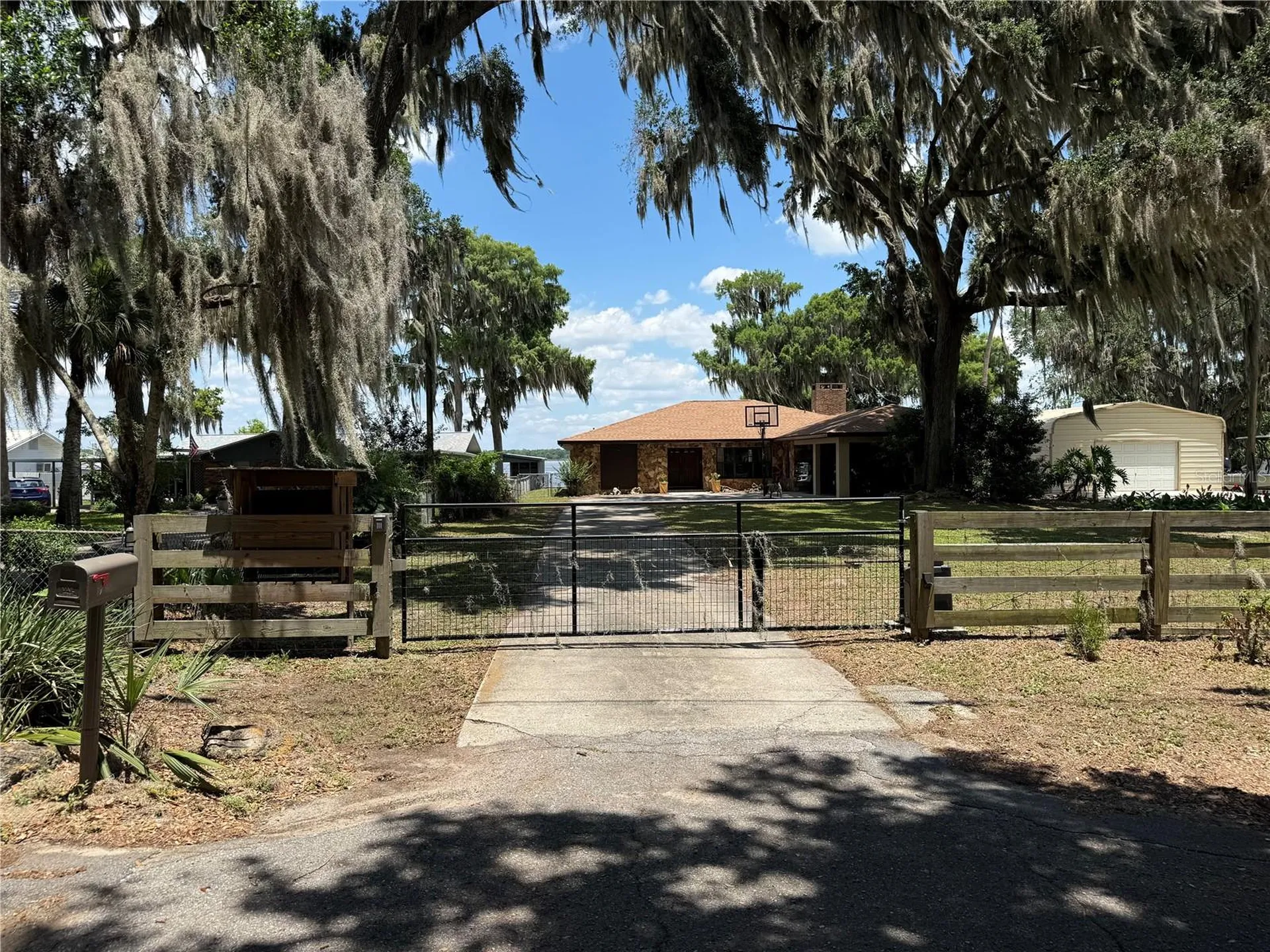 4232 County Road 400 Lake Panasoffkee FL 33538