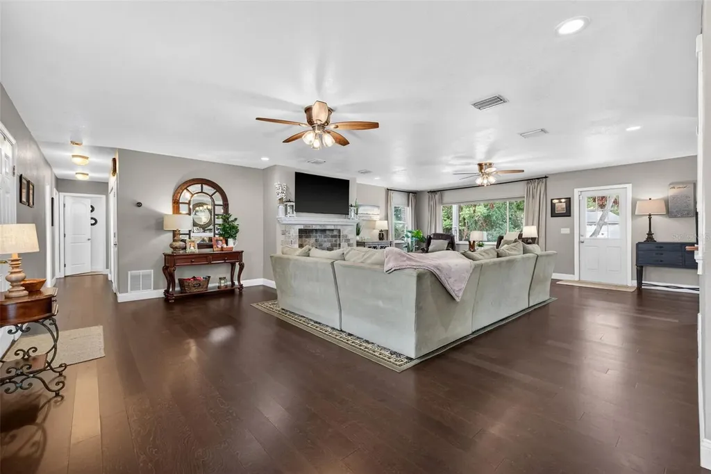 712 S Oakwood Avenue Brandon FL 33511