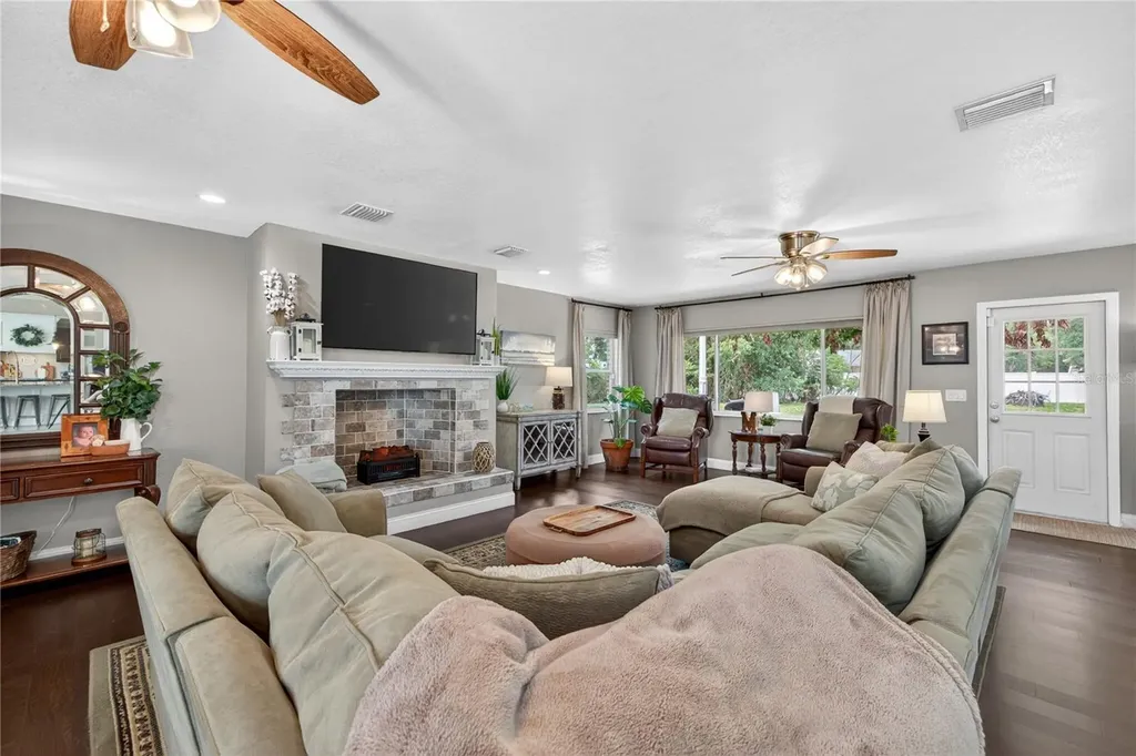 712 S Oakwood Avenue Brandon FL 33511