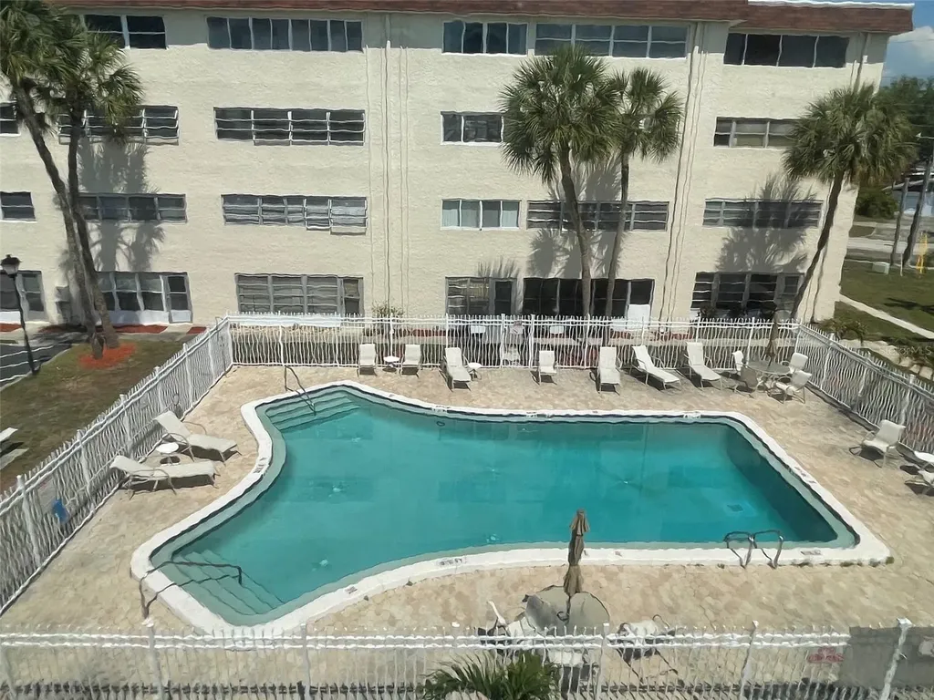 208 NE Monroe Circle N St Petersburg FL 33702
