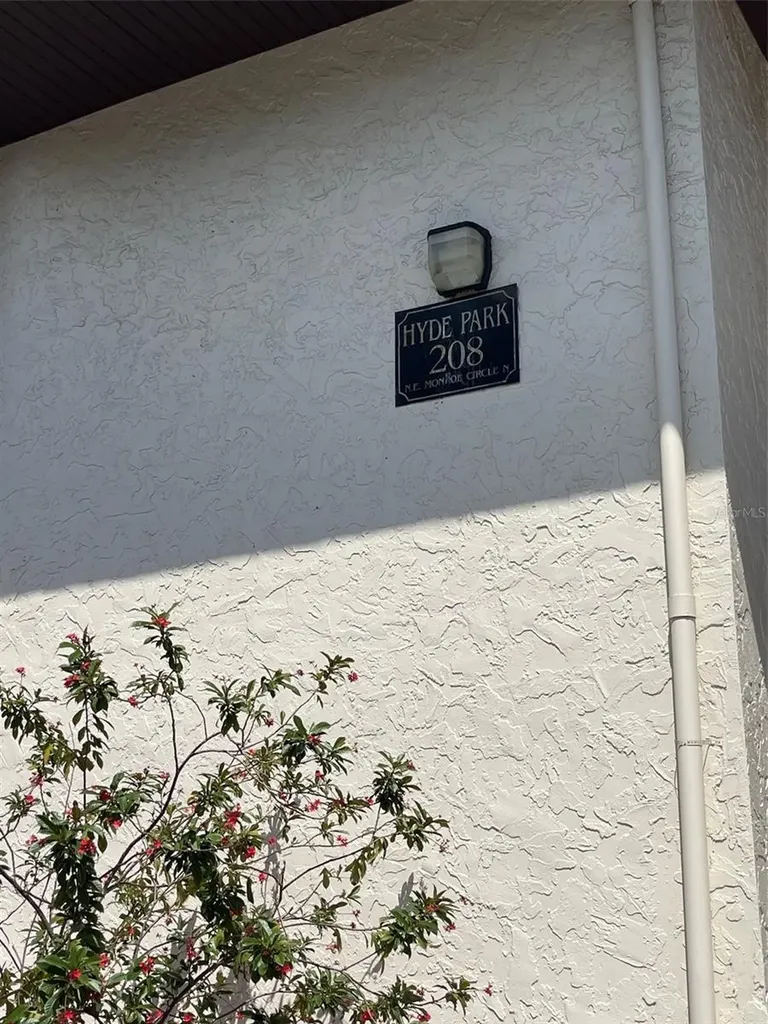 208 NE Monroe Circle N St Petersburg FL 33702