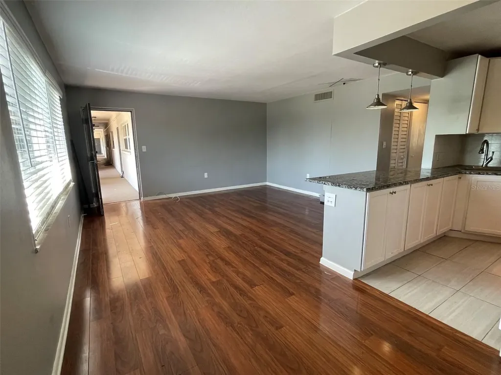 208 NE Monroe Circle N St Petersburg FL 33702