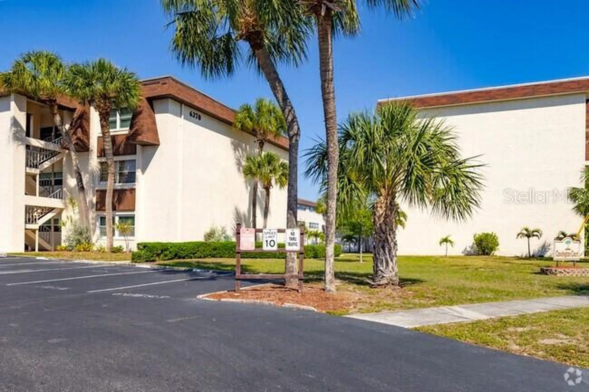 208 NE Monroe Circle N St Petersburg FL 33702