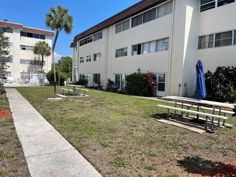 208 NE Monroe Circle N St Petersburg FL 33702