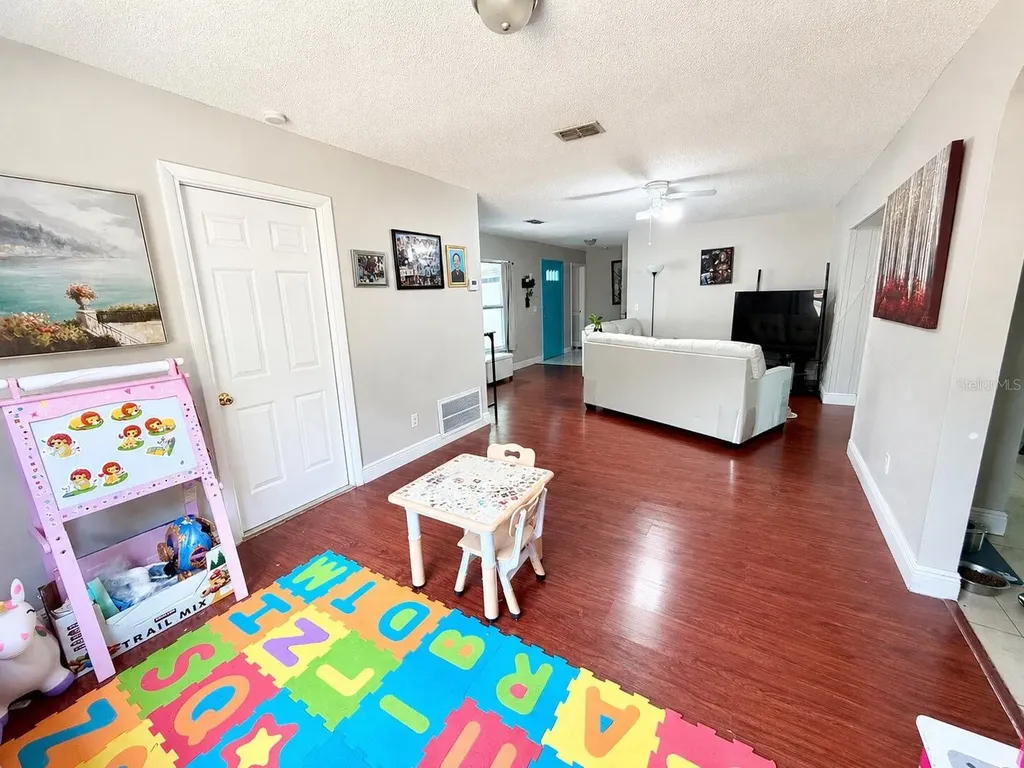 143 Valley Circle Brandon FL 33510