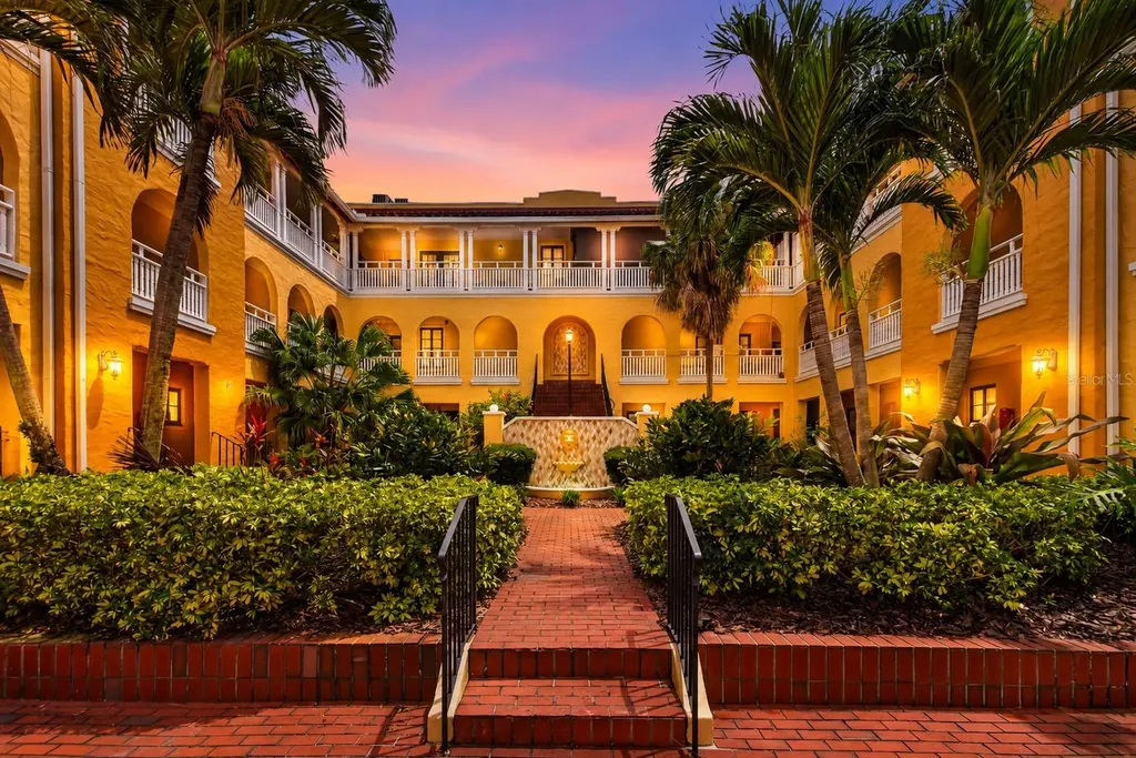 210 22nd Avenue NE St Petersburg FL 33704