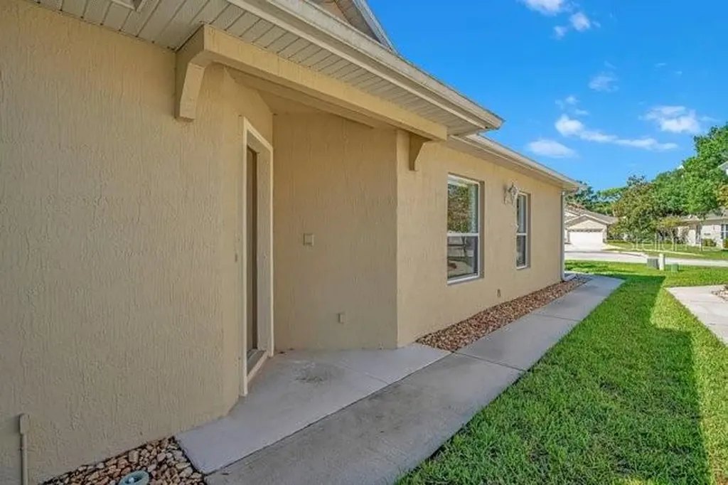 208 Lamonte Point Court Debary FL 32713