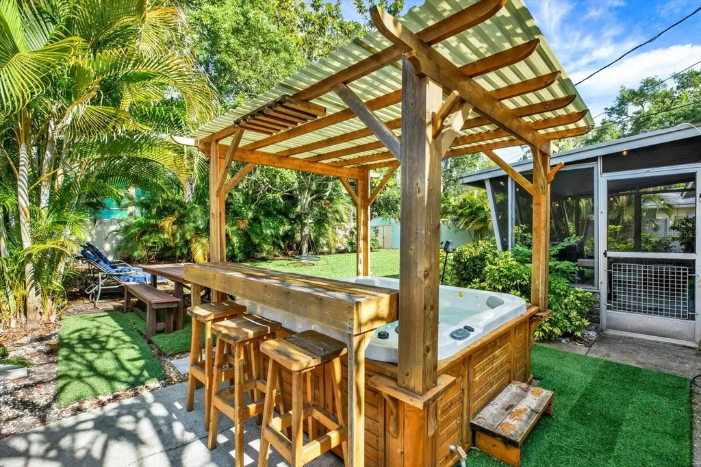 5572 100th Way N St Petersburg FL 33708