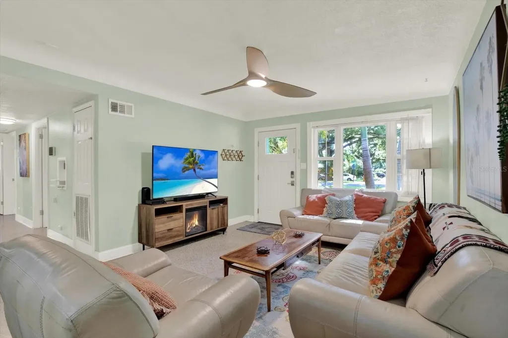 5572 100th Way N St Petersburg FL 33708