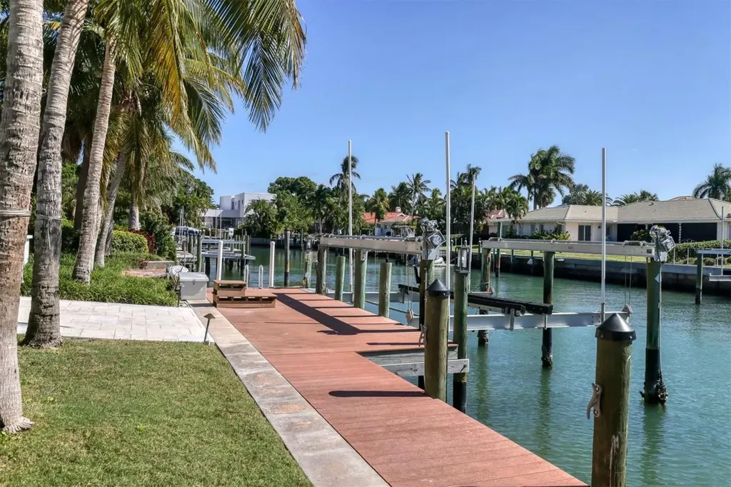 110 N Warbler Lane Sarasota FL 34236