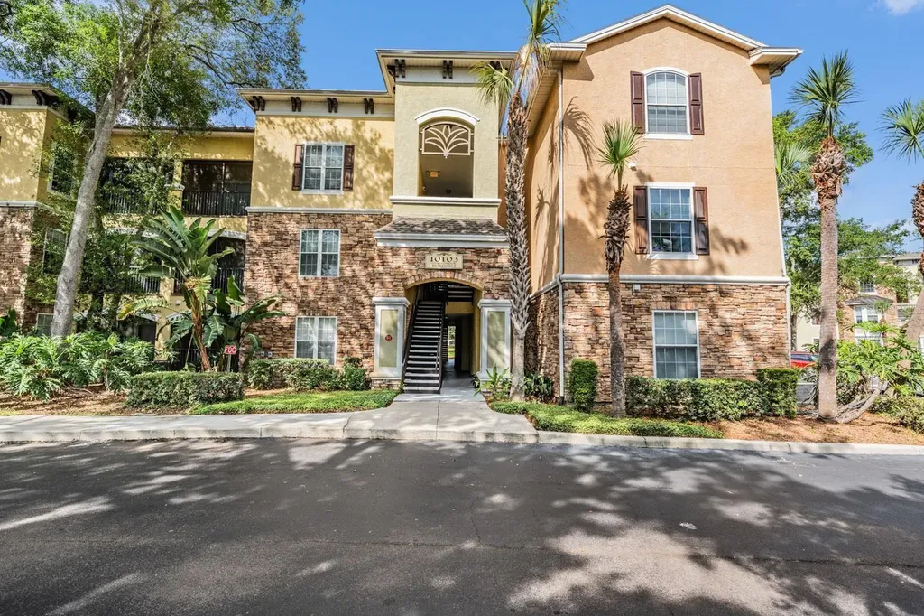 10103 Courtney Oaks Circle Tampa FL 33619