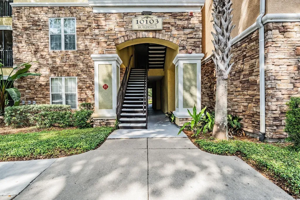 10103 Courtney Oaks Circle Tampa FL 33619