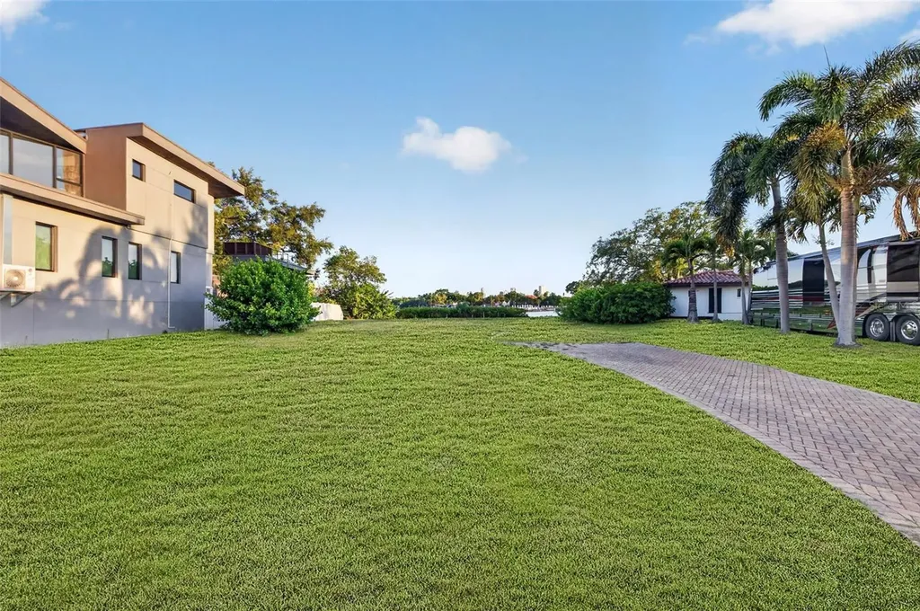 1026 Monterey Boulevard NE St Petersburg FL 33704