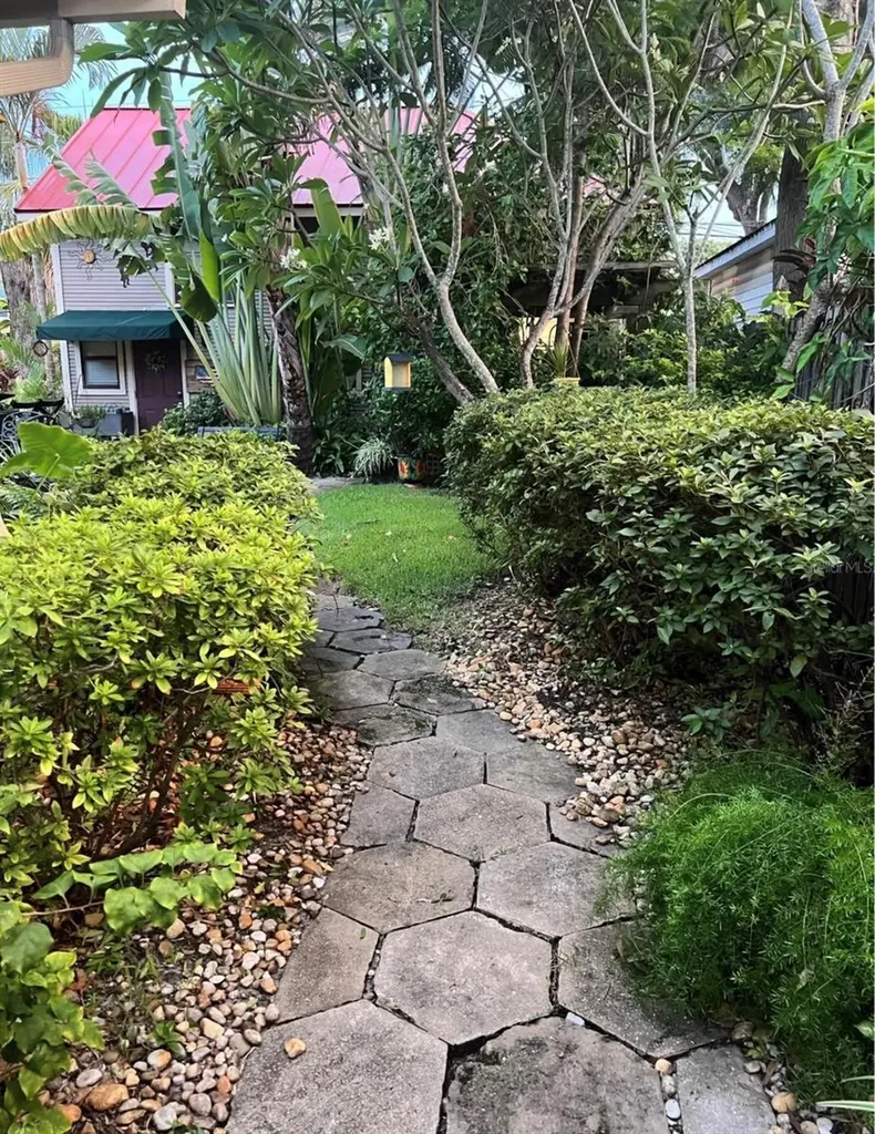 235 1/2 7th Avenue NE St Petersburg FL 33701