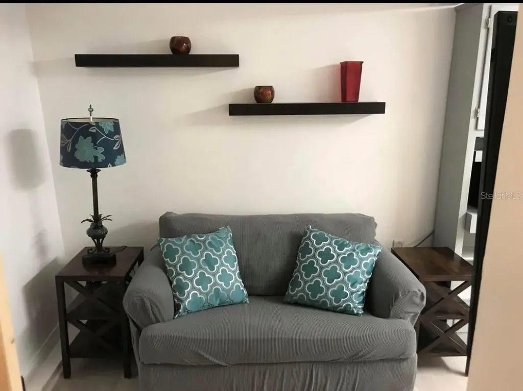 235 1/2 7th Avenue NE St Petersburg FL 33701