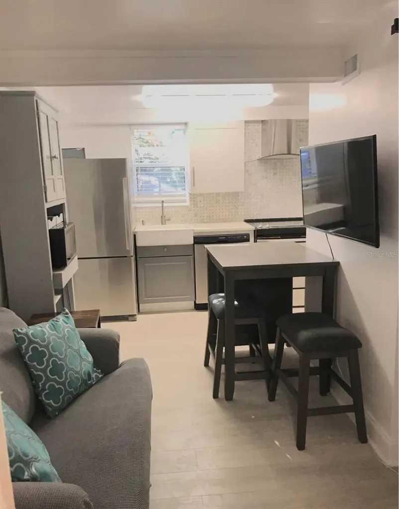 235 1/2 7th Avenue NE St Petersburg FL 33701
