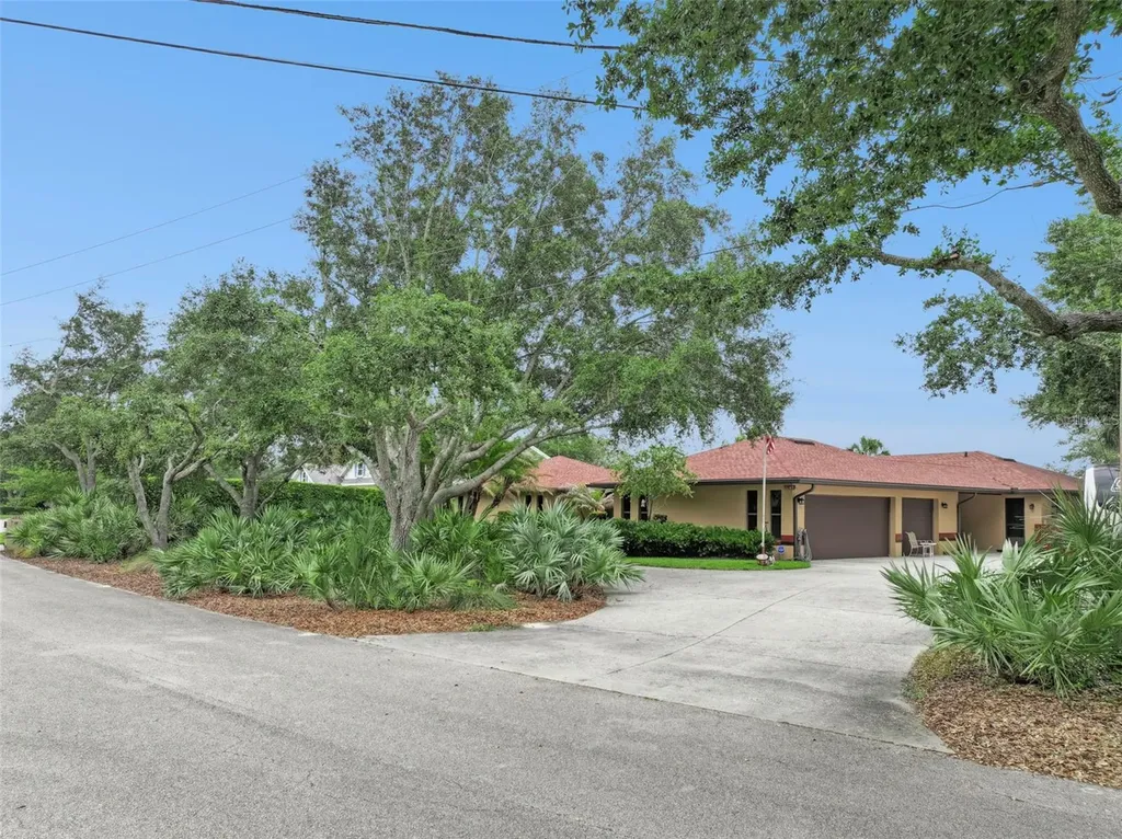 1041 Country Lake Circle Lake Wales FL 33898