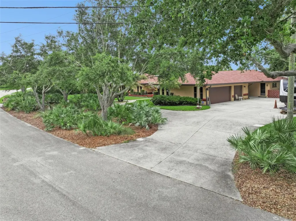1041 Country Lake Circle Lake Wales FL 33898