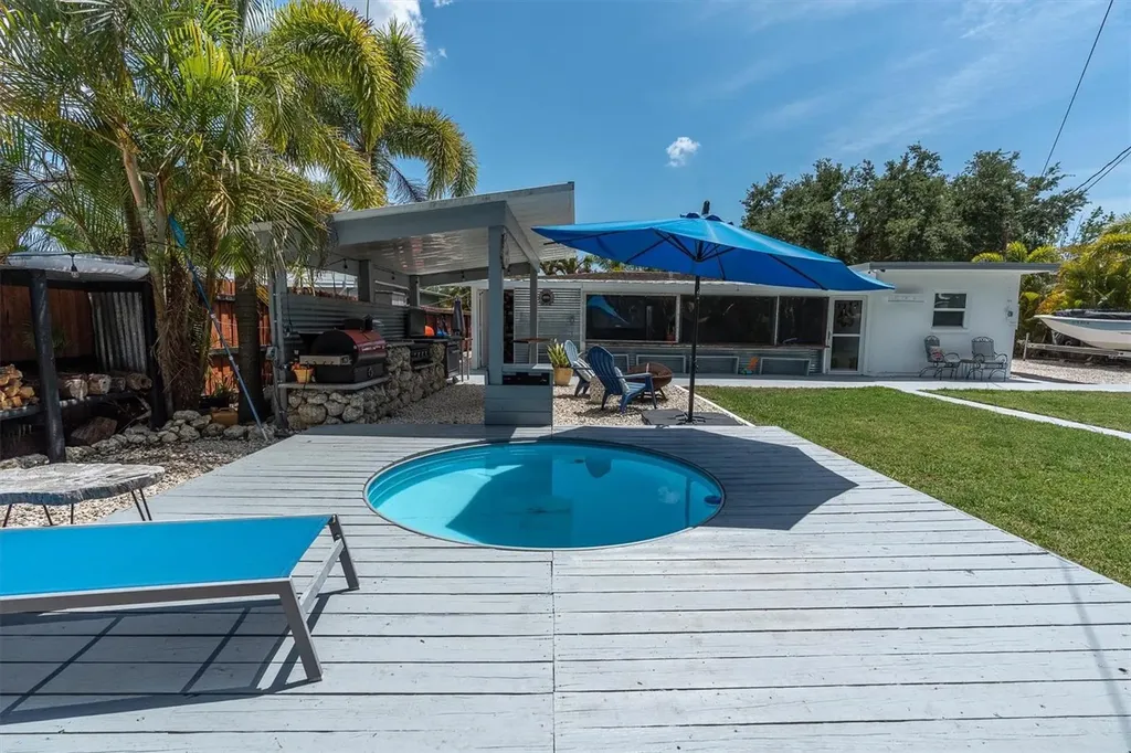 1237 57th Avenue N St Petersburg FL 33703