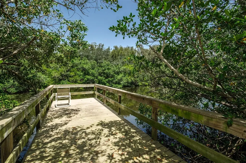 932 Myakka Court NE St Petersburg FL 33702