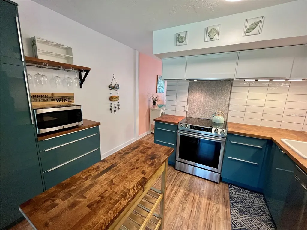 2021 Australia Way W Clearwater FL 33763
