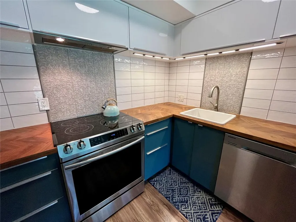 2021 Australia Way W Clearwater FL 33763