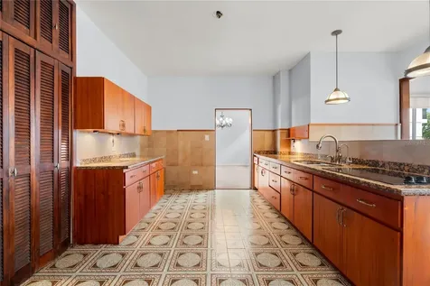 61 Kings Court San Juan PR 00911