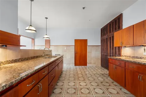 61 Kings Court San Juan PR 00911