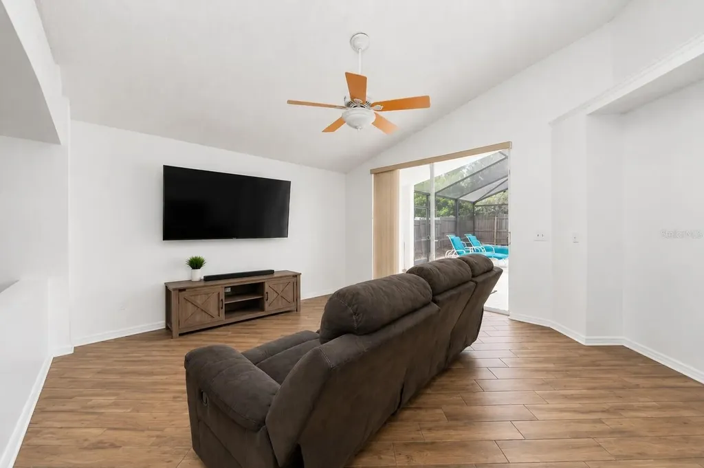 232 Lake Shore Parkway Davenport FL 33896
