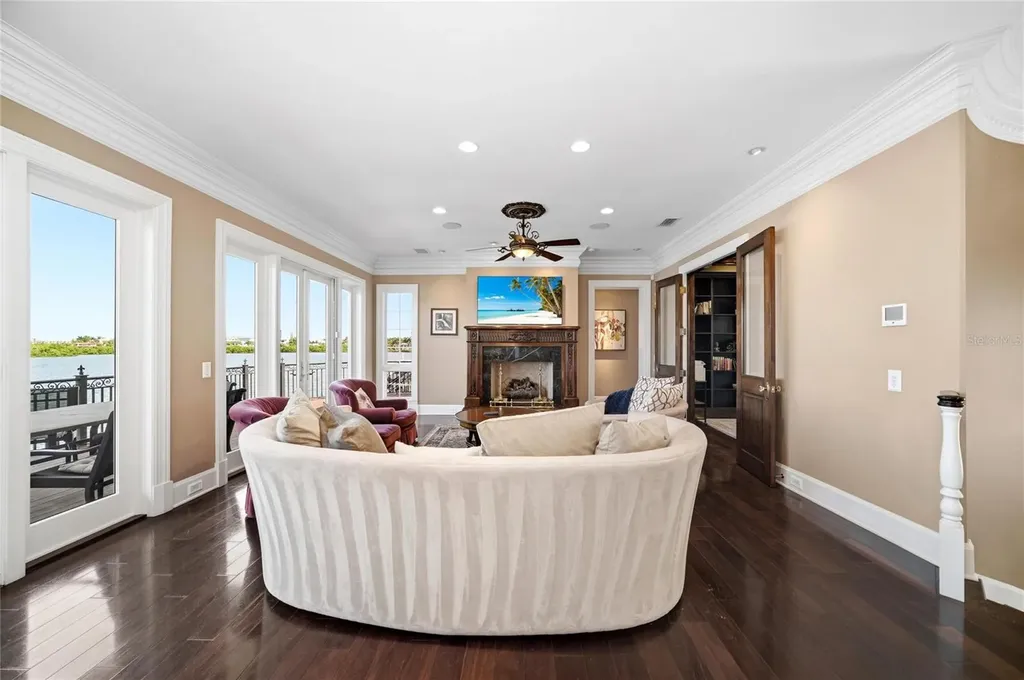6438 Hollywood Boulevard Sarasota FL 34231