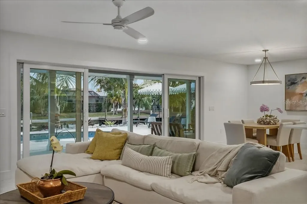 618 Gladstone Lane Holmes Beach FL 34217