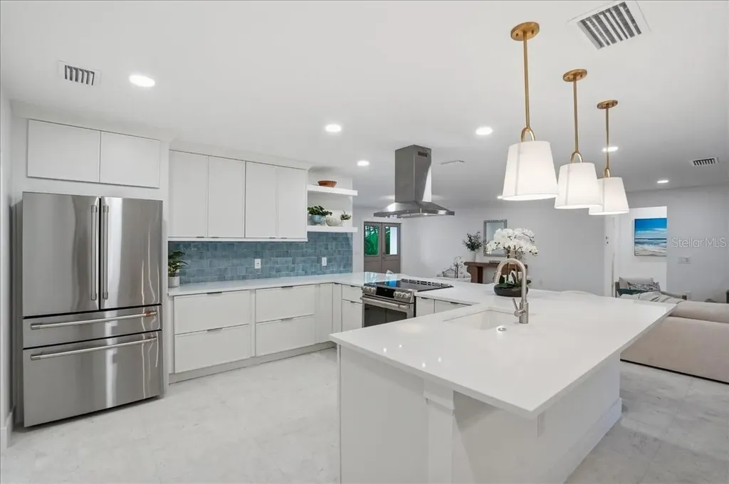 618 Gladstone Lane Holmes Beach FL 34217