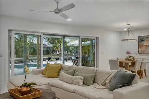 618 Gladstone Lane Holmes Beach FL 34217