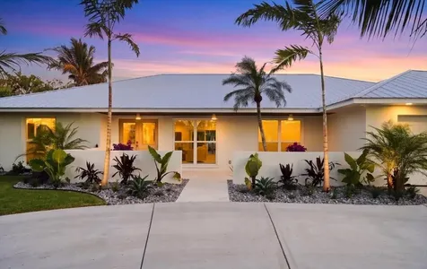 618 Gladstone Lane Holmes Beach FL 34217