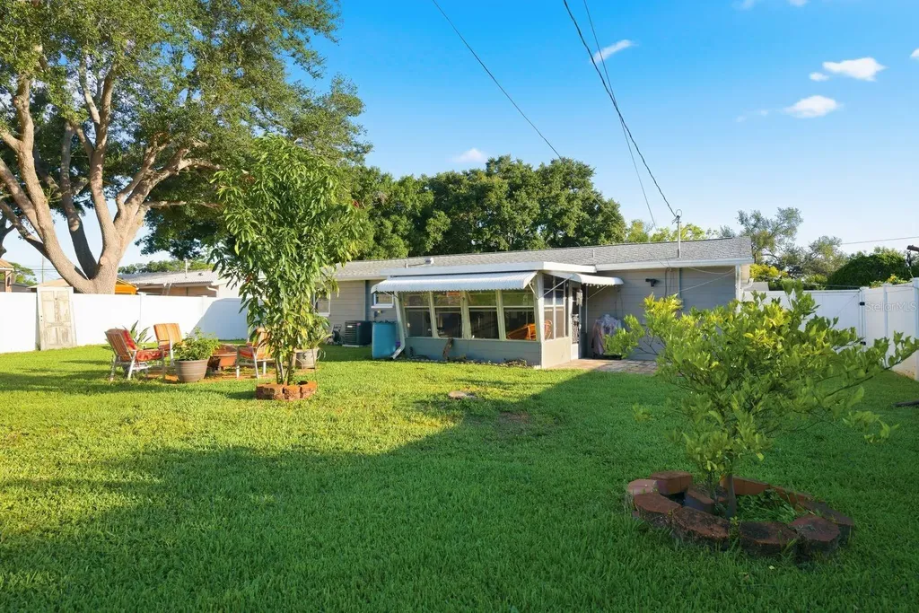 5648 33rd Avenue N St Petersburg FL 33710