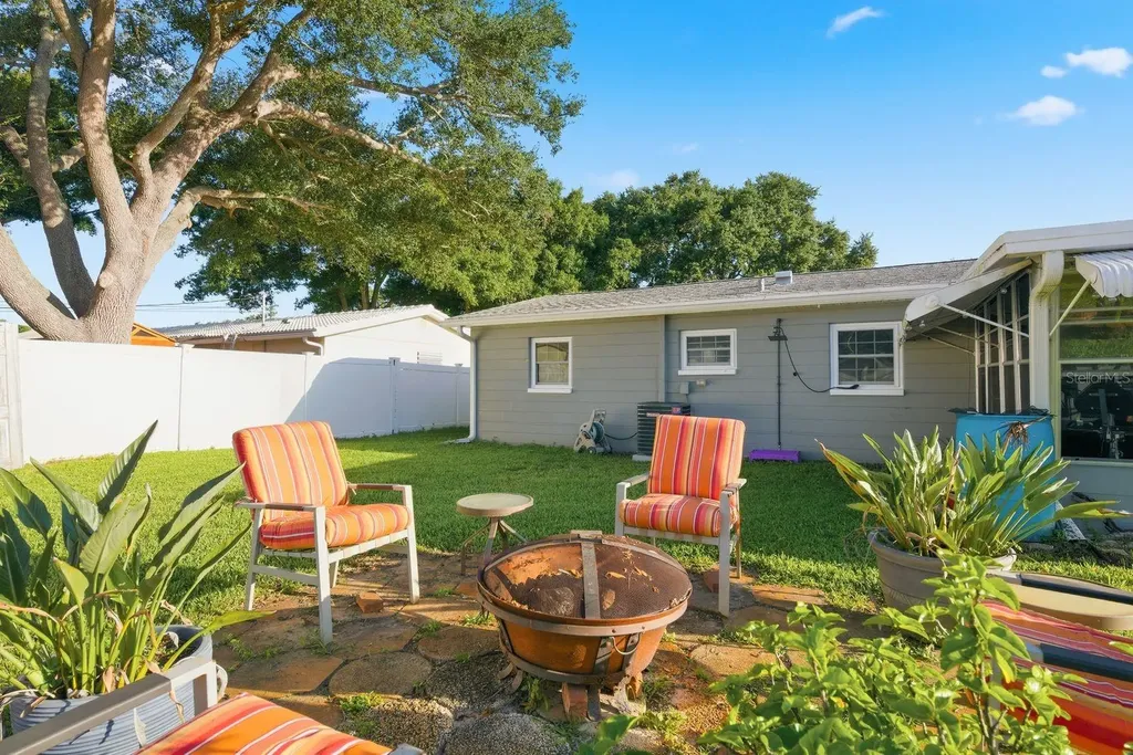 5648 33rd Avenue N St Petersburg FL 33710