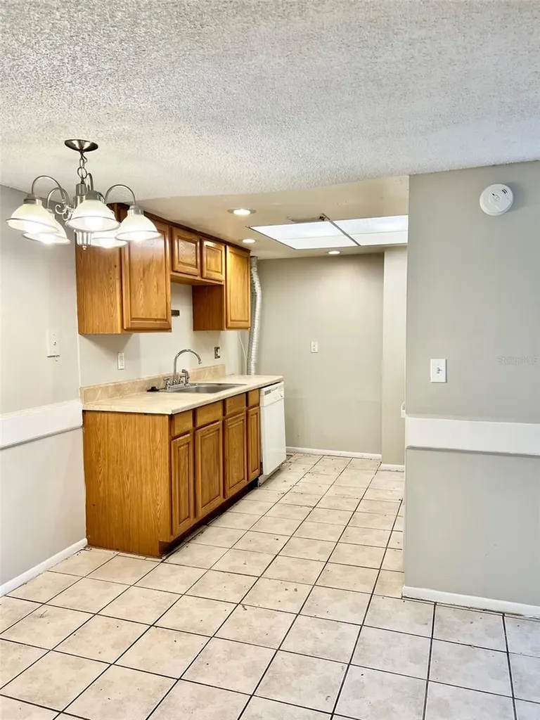 6065 Village Circle Orlando FL 32822