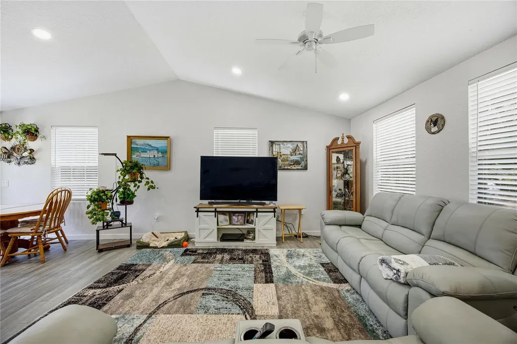 9025 SE County Road 221 Hampton FL 32044