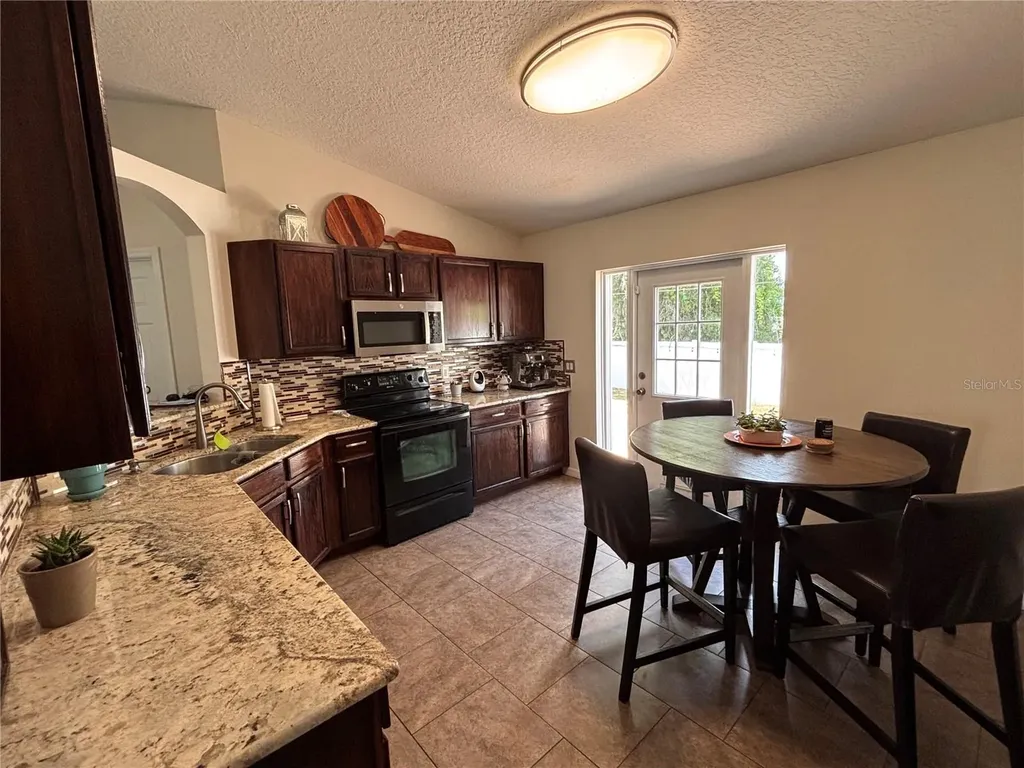 929 Lake Lindley Drive N Deland FL 32724
