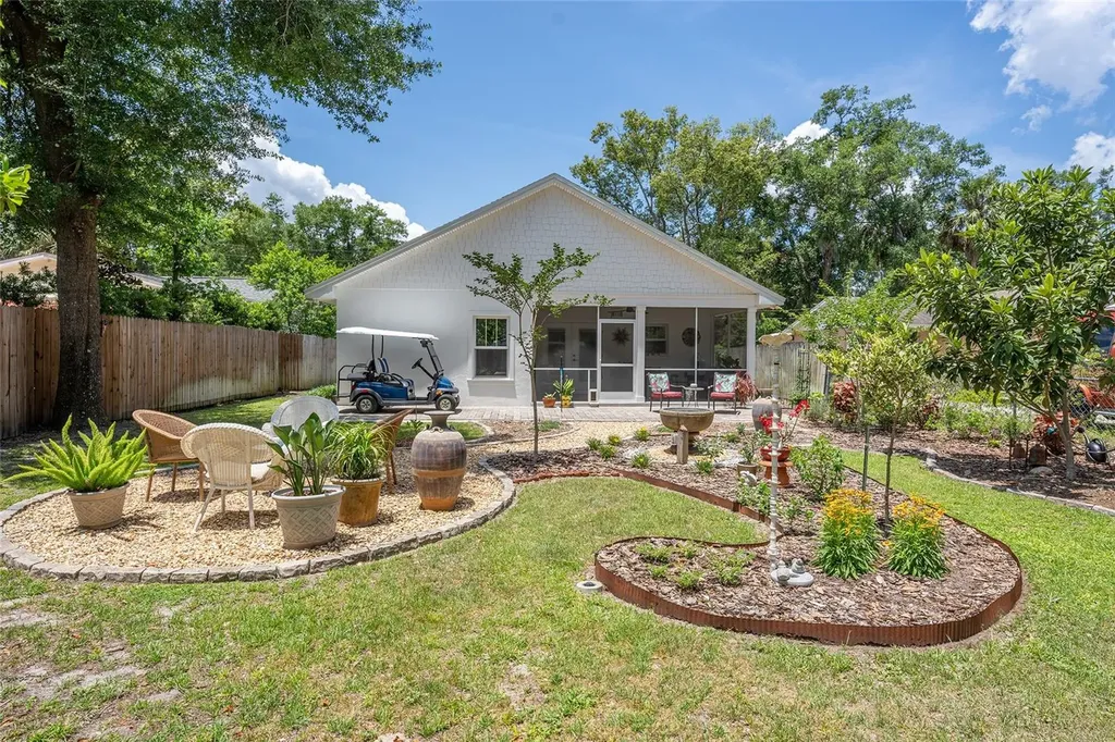 964 N Grandview Street Mount Dora FL 32757