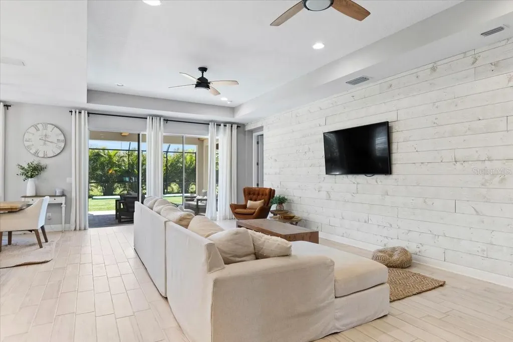 2017 Woodleaf Hammock Court Bradenton FL 34211