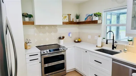 6073 Tanglewood Drive NE St Petersburg FL 33703