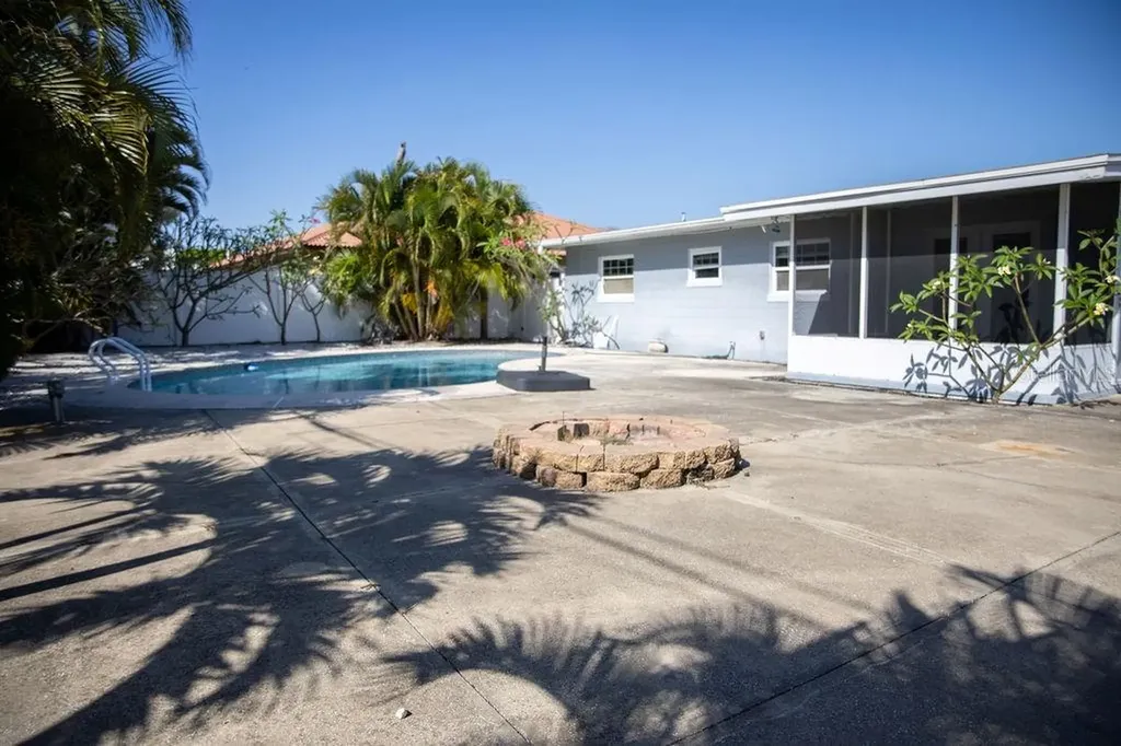 10126 E 4th Street E Treasure Island FL 33706