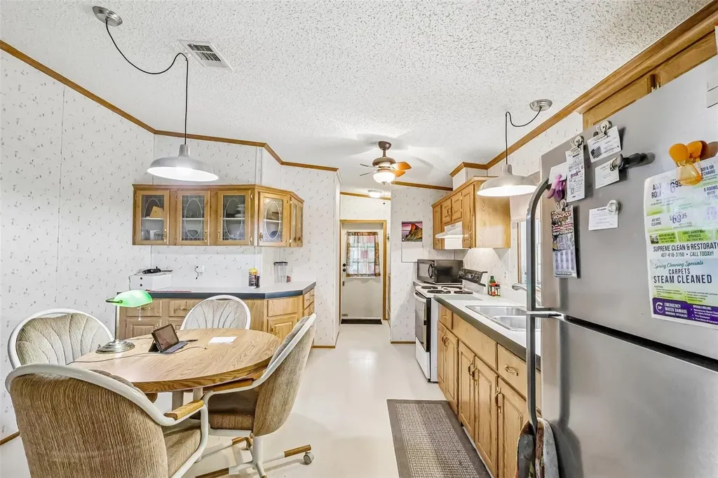 2903 Cr 426e Lake Panasoffkee FL 33538
